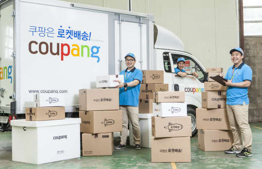 소셜 커머스 쿠팡은 국내 온라인 유통 업체 중 최초로 자체 배송 차량과 인력을 확보하고 소비자에게 직접 상품을 전달하고 있다.  쿠팡 제공